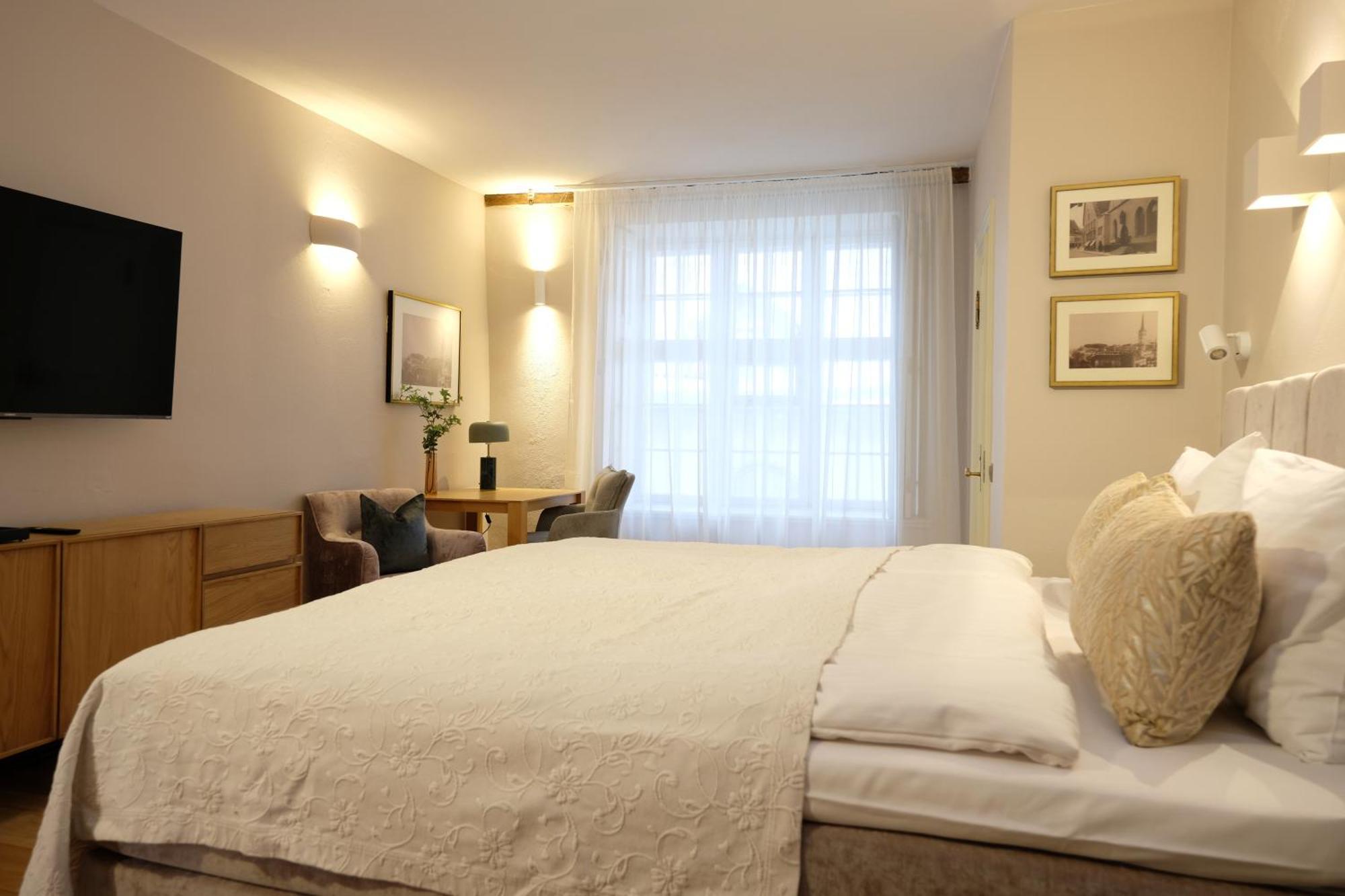 Hotel The Three Sisters Old Town 4*